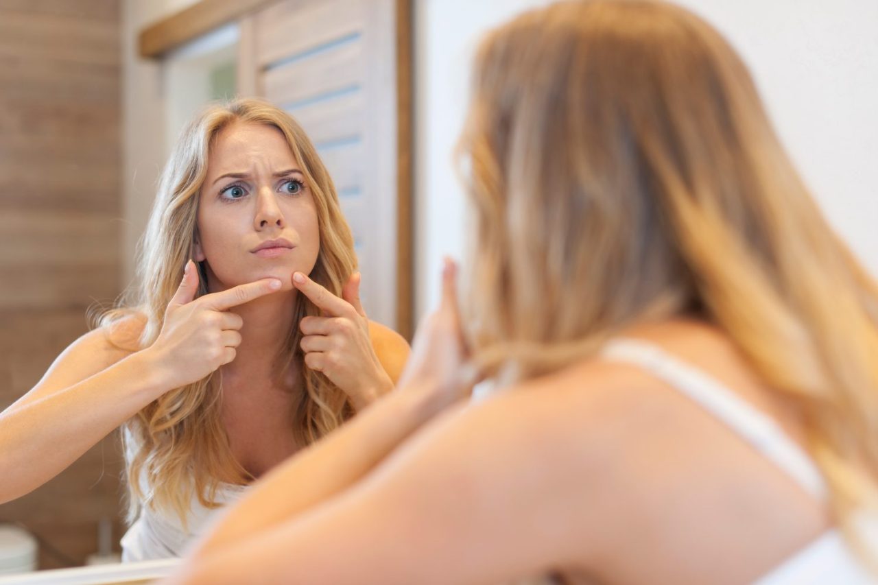 Lire la suite à propos de l’article Kyste visage : reconnaître une boule sous la peau et savoir quoi faire